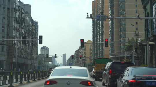 汽车行驶在城市道路车流交通车辆车窗外风景