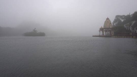 湖边被雾气笼罩的寺庙