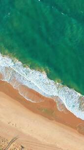 航拍竖版海南万宁神州半岛海浪拍打沙滩
