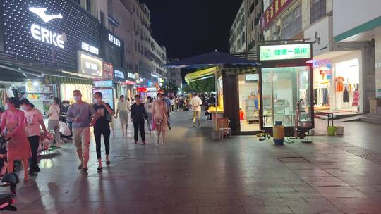 城市夜景街头景象商铺行人路上交通