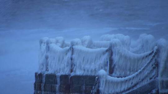 山东威海金海湾栈桥的冰海大浪狂风视频素材模板下载