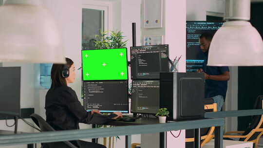 亚洲系统工程师在带有绿屏的显示器上编程应用程序代码