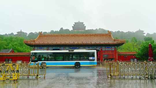 北京夏季下雨中雨水冲刷的故宫皇城角楼红墙