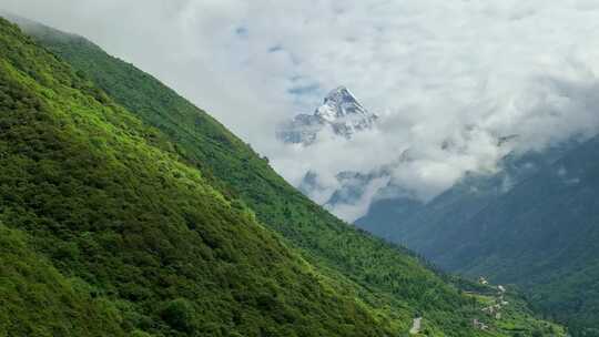 航拍云雾缭绕的四川阿坝四姑娘山幺妹峰