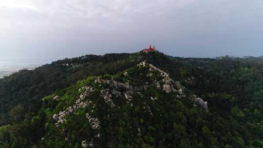 山峰上的废弃城堡