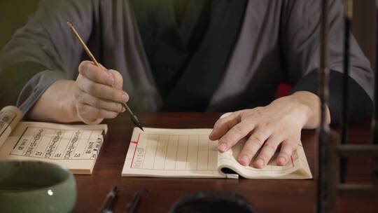 古代文人用毛笔抄写中国传统文学