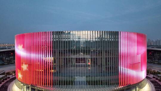 武汉国际博览中心夜景，平视直推上升镜头