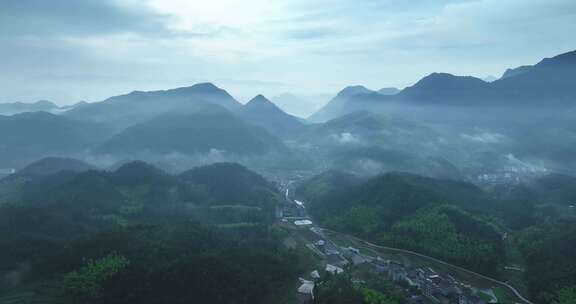 航拍清晨薄雾笼罩的台州山村