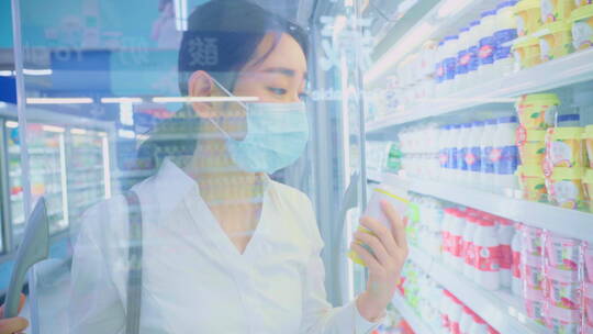 戴口罩的青年女人在超市挑选酸奶视频素材模板下载