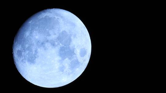 明亮月球划过被色背景
