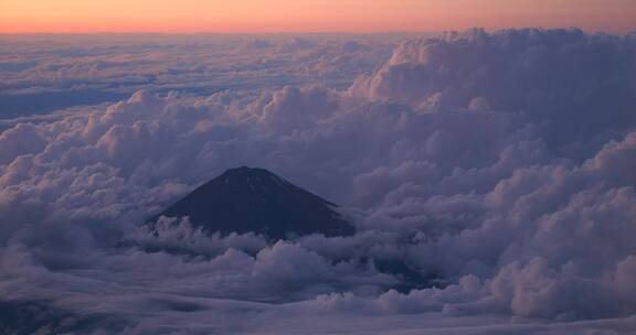 飞机上航拍夕阳下的富士山