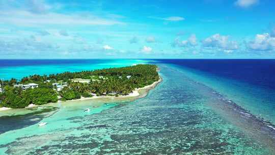 白天头顶干净的沙滩白色天堂海滩和绿松石海背景在充满活力