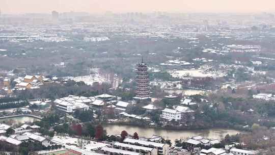 航拍瘦西湖景区园林雪景观音山大明寺宋夹城