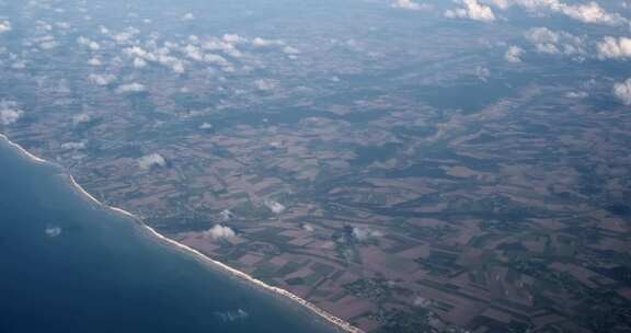 气候变化和全球变暖对英国海岸线的高空空中海岸海滩镜头