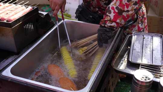 街头小吃摊油炸食物