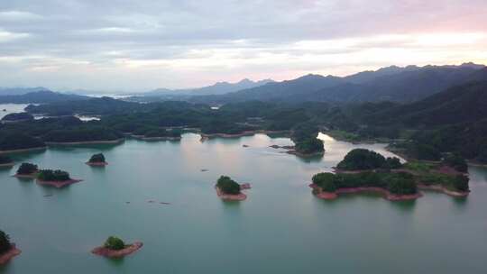 航拍浙江淳安千岛湖青山绿水夕阳快艇行驶