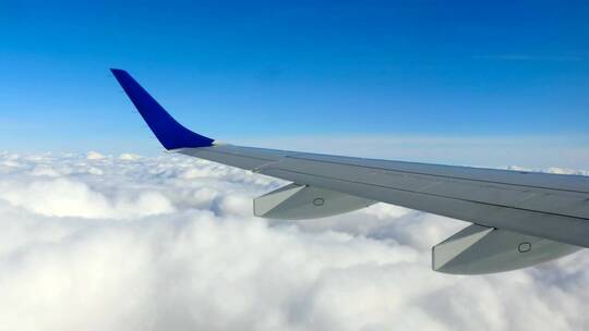 从飞机窗口俯瞰的云景