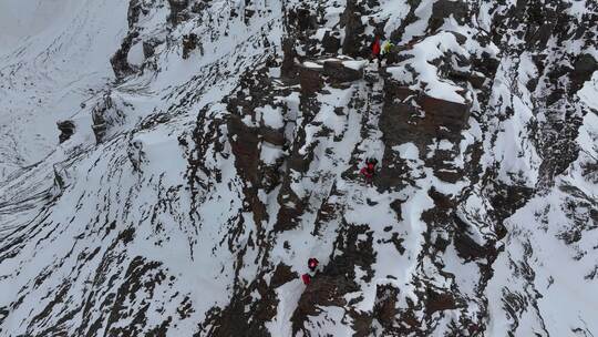 航拍攀登雪宝顶雪山的登山者通过骆驼背