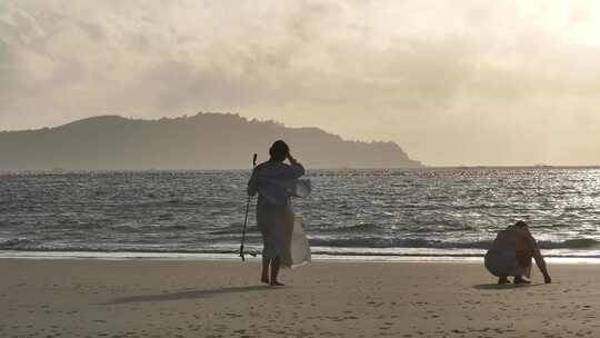 大海沙滩观看日出的女性背影