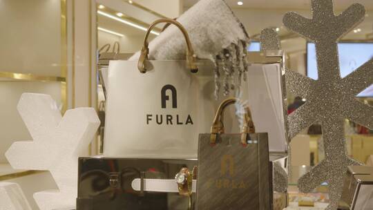 伦敦西区购物区Furla商店的圣诞橱窗展示视频素材模板下载