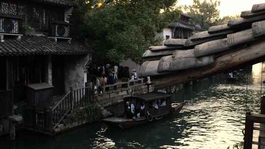 古镇乌镇风光乌篷船行驶旅游名胜地