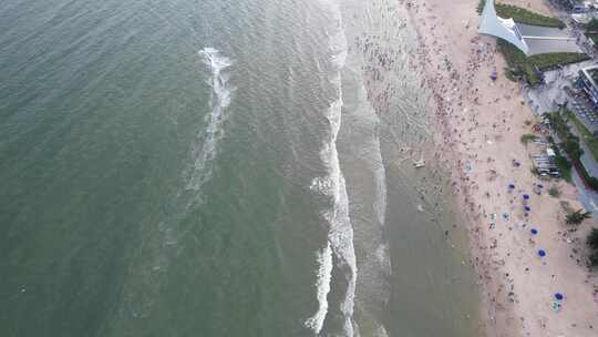 夏天海滩与戏水游客航拍