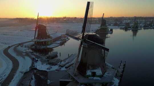 Zaanse Schans风车村的木制风力磨坊在冬季与雪景雪