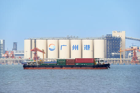 广州南沙港码头货运货轮