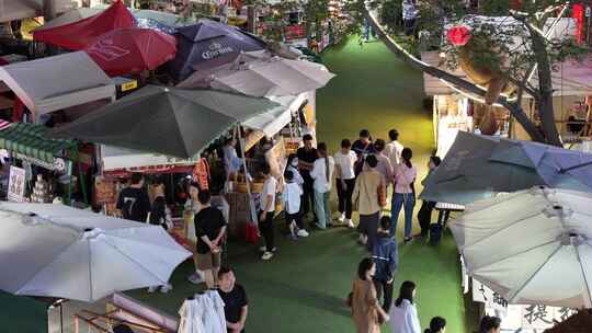 夜晚文创市集美食街逛街人流