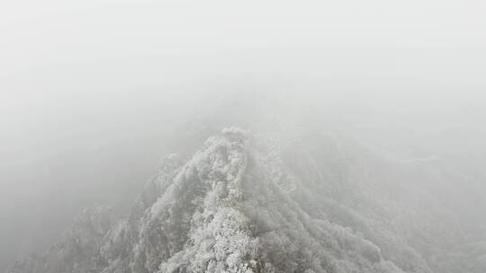 北京怀柔箭扣长城冬季雾凇雪景寒冷覆盖航拍