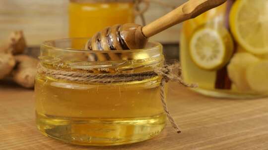 蜂蜜从勺子纺锤流入一罐蜂蜜视频素材模板下载