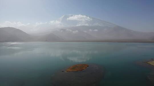 新疆喀拉库勒湖慕士塔格峰雪山风光