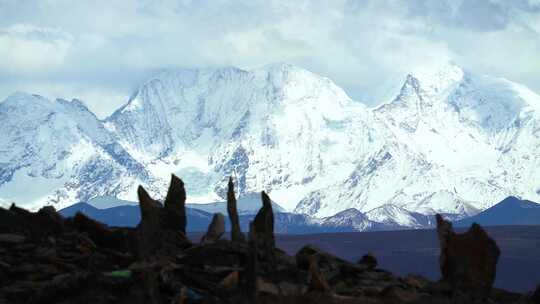 川西雪山玛尼堆经幡实拍视频4K