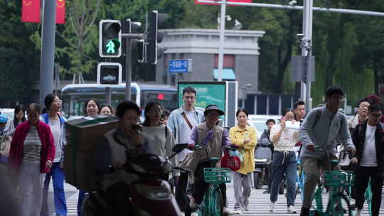 人群过马路