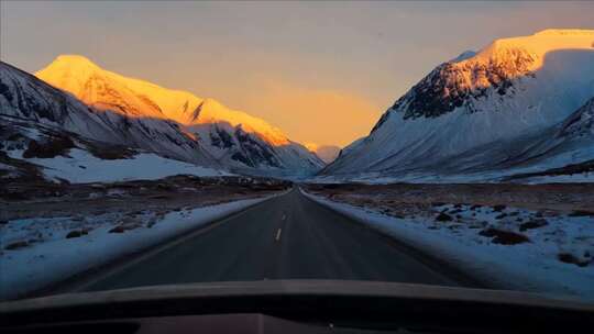 雪山路途中的黄昏美景