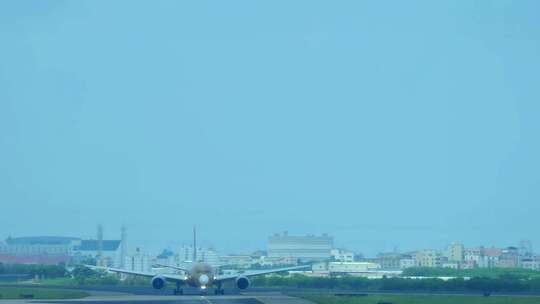 厦门高崎国际机场降落海南航空金色涂装飞机