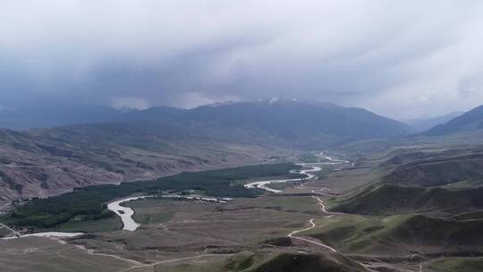 航拍新疆伊犁山丘公路大气风光