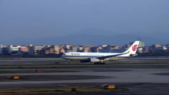 国际航空公司飞机从跑道上起飞