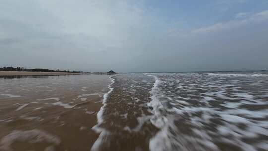 大海航拍海水拍打沙滩FPV穿越机第一视角