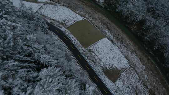 fpv穿越机森林雾凇雪景溪流树林汽车行驶