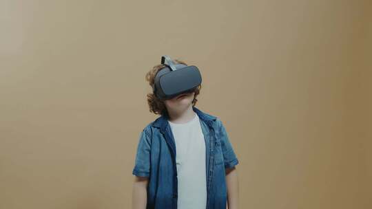 一个使用虚拟现实耳机的男孩