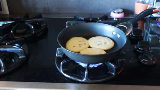 在锅里煮煎饼