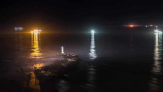 夜空映衬下的海景灯塔