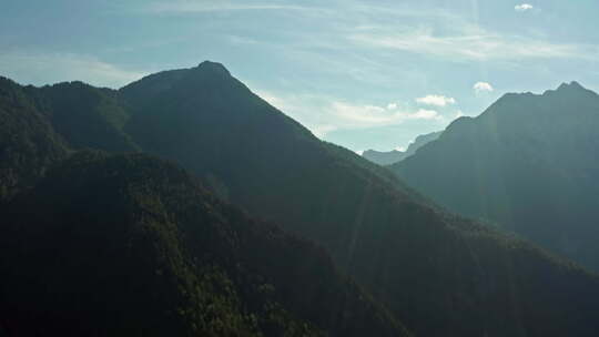鸟瞰阿尔卑斯山的自然