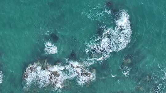 俯拍海岸礁石海浪