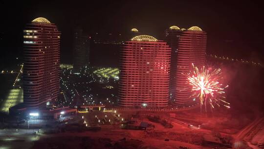 航拍美丽的夜景上空绽放的烟花视频素材模板下载