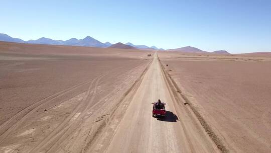 一辆在沙漠上行驶的车辆视频素材模板下载