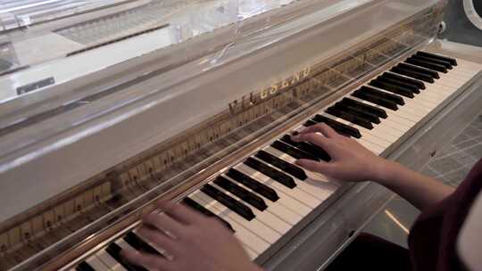 唯美女钢琴家弹钢琴/弹钢琴细节/优雅弹钢琴视频素材模板下载