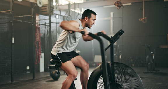 亚洲人，健身和骑自行车在健身房有氧运动，