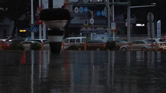 冬雨中的城市街头